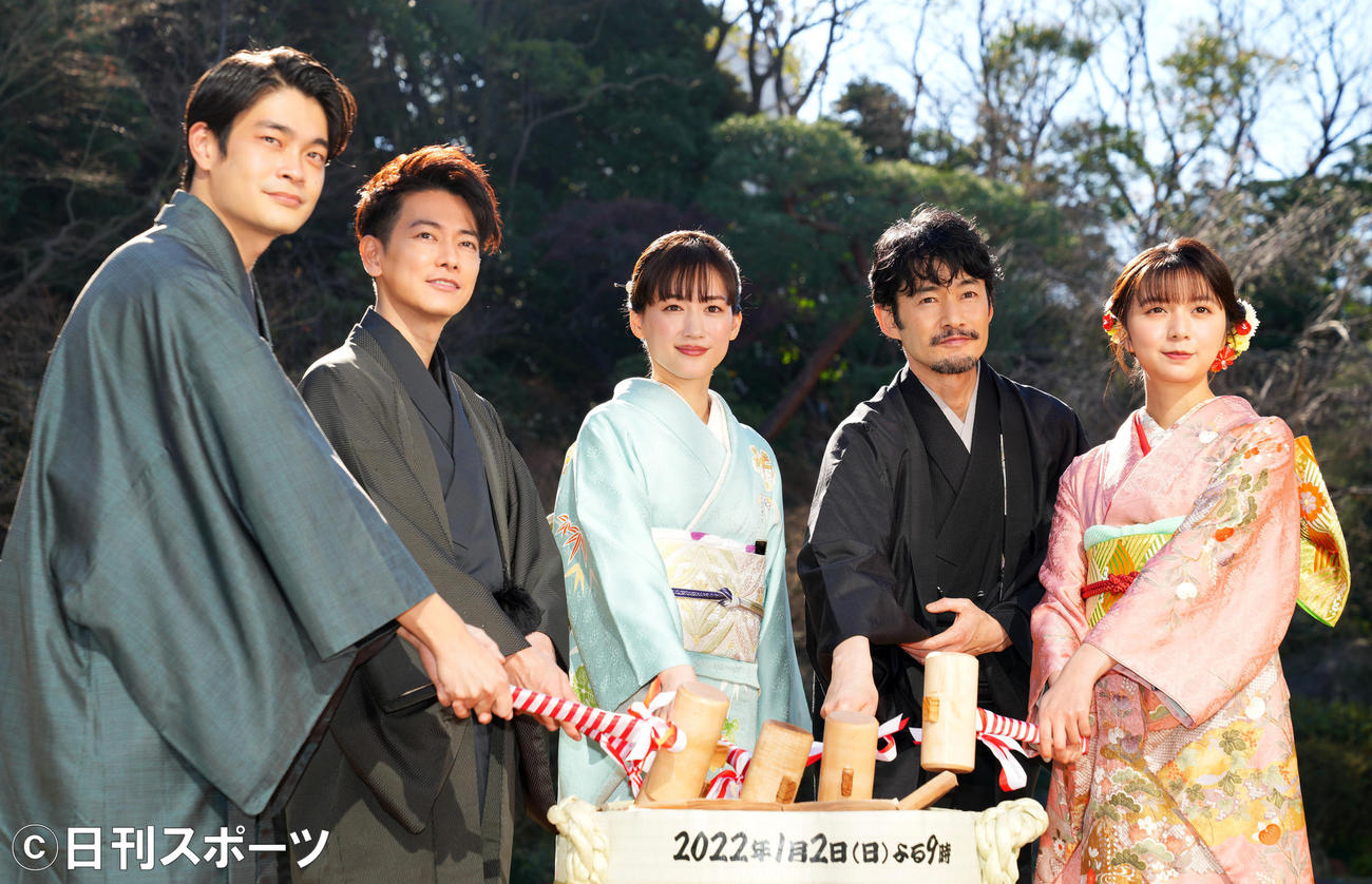 着物姿で鏡開きをした綾瀬はるか（中央）。左から井之脇海、佐藤健、1人おいて竹野内豊、上白石萌歌（撮影・横山健太）
