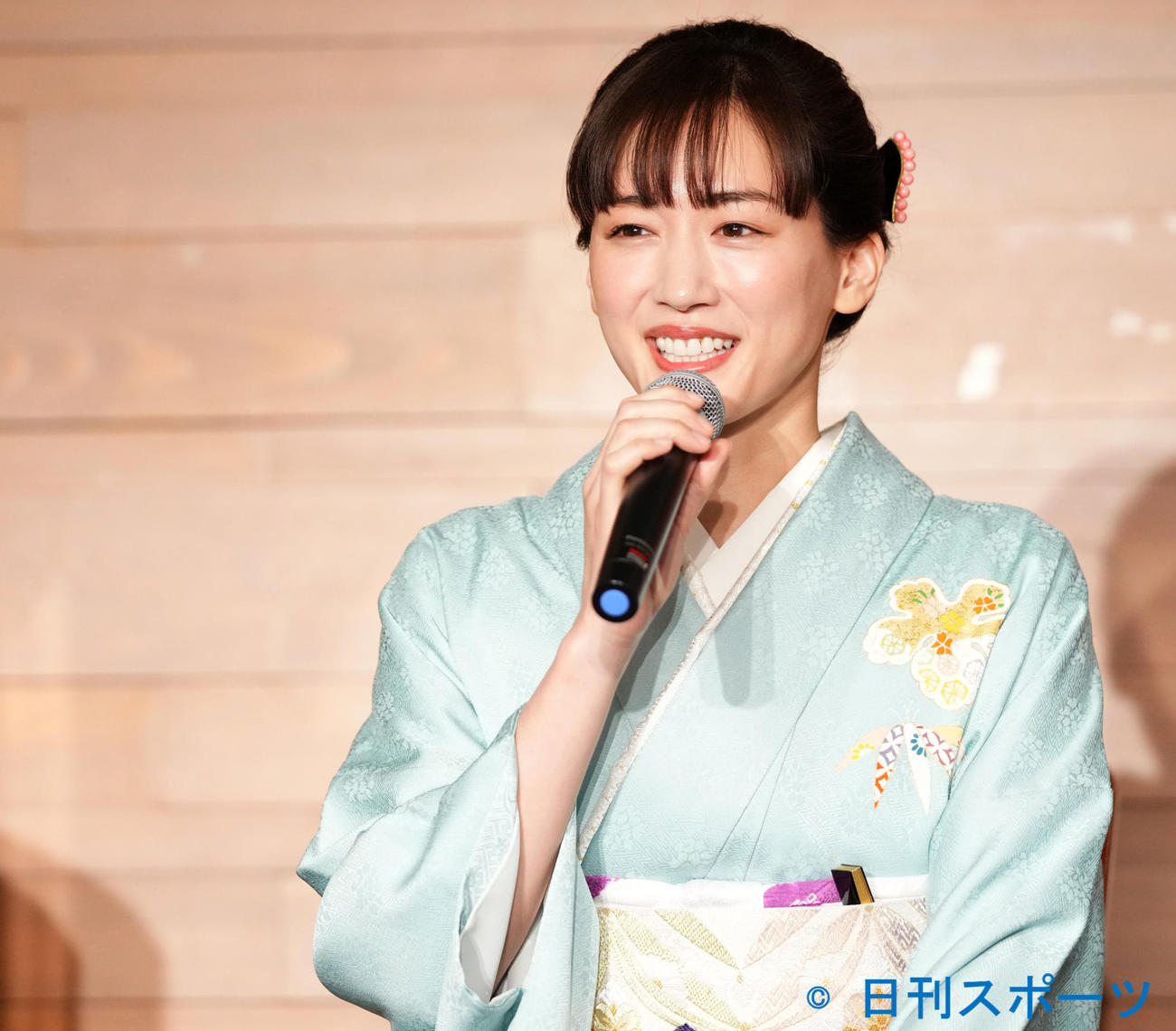 着物姿で制作発表会に登場し笑顔を見せる綾瀬はるか（撮影・横山健太）