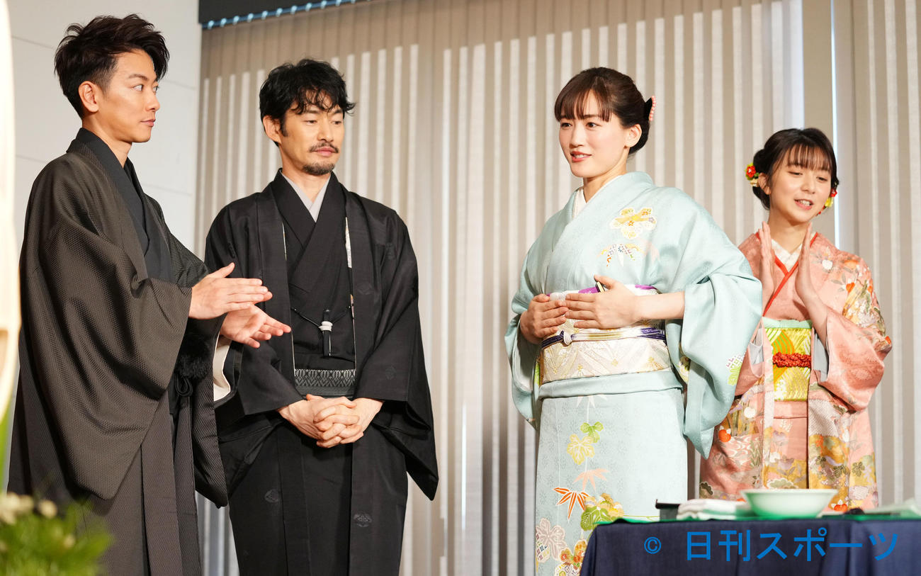 制作発表会に着物姿で登場した、左から佐藤健、竹野内豊、綾瀬はるか、上白石萌歌（撮影・横山健太）