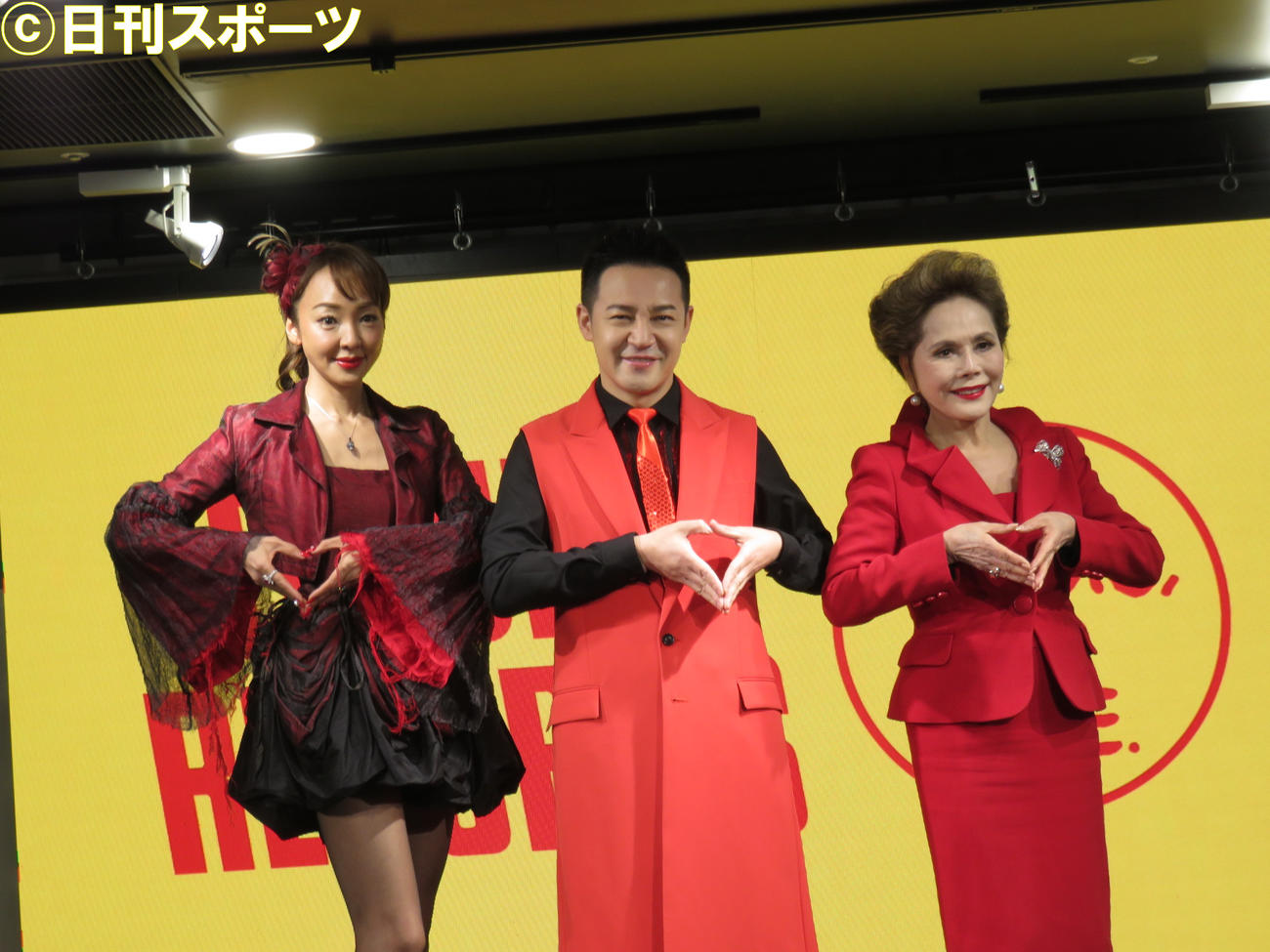 歌手HANSUKE（中）のデビューイベントに駆けつけたデヴィ夫人（右）神田うの