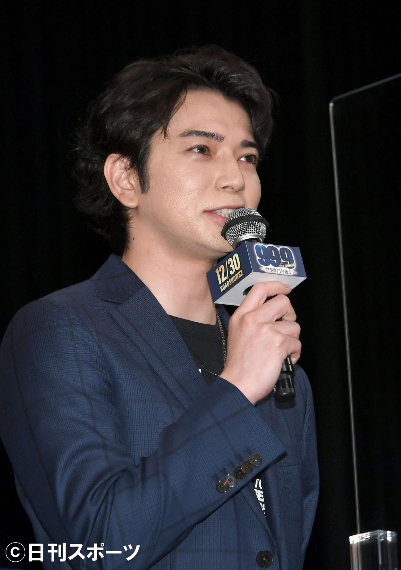 映画「99．9」完成披露試写会で舞台あいさつする松本潤（撮影・酒井清司）