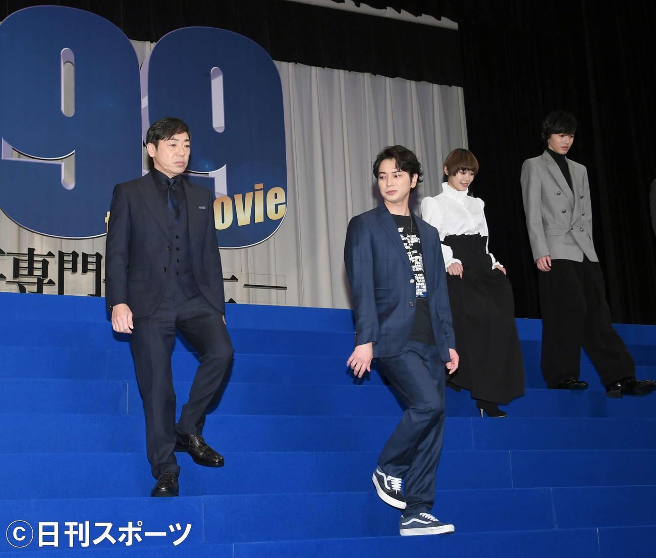 映画「99．9」完成披露試写会で壇上から登場する、左から香川照之、松本潤、杉咲花、道枝駿佑（撮影・酒井清司）