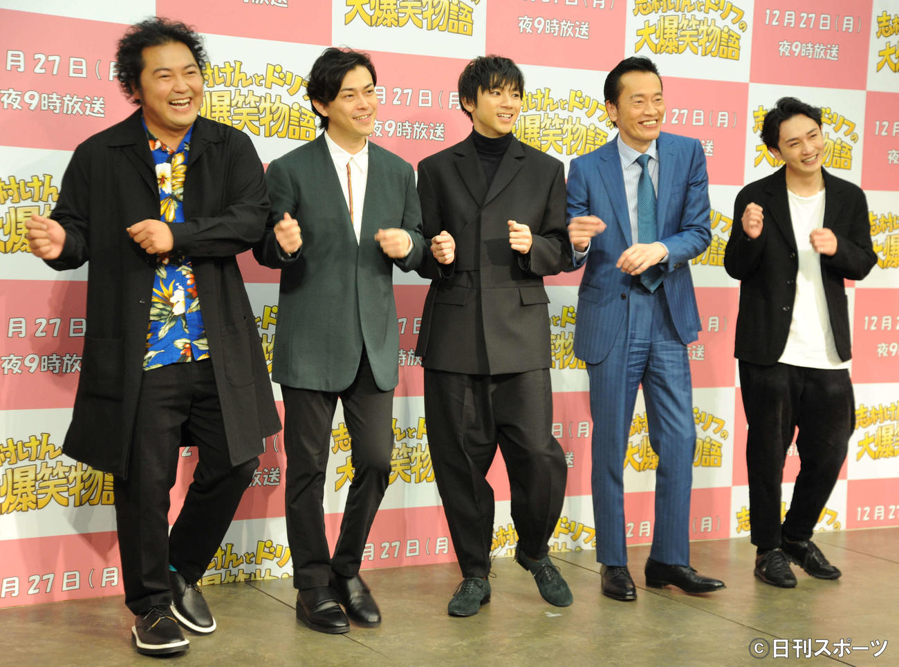 「志村けんとドリフの大爆笑物語」の取材会で踊りながら写真撮影に応じる、左から加治将樹、勝地涼、山田裕貴、遠藤憲一、松本岳（2021年12月撮影）