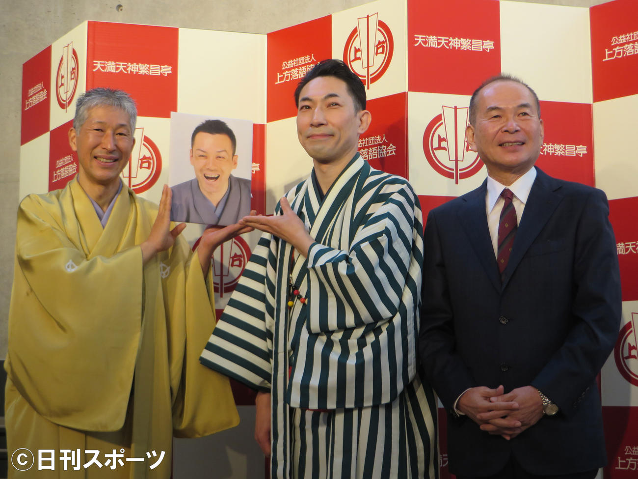 第16回繁昌亭大賞を受賞した笑福亭たま（中央）と奨励賞の林家染左（左）。2人が持つ写真は桂阿か枝。右は上方落語協会会長の笑福亭仁智