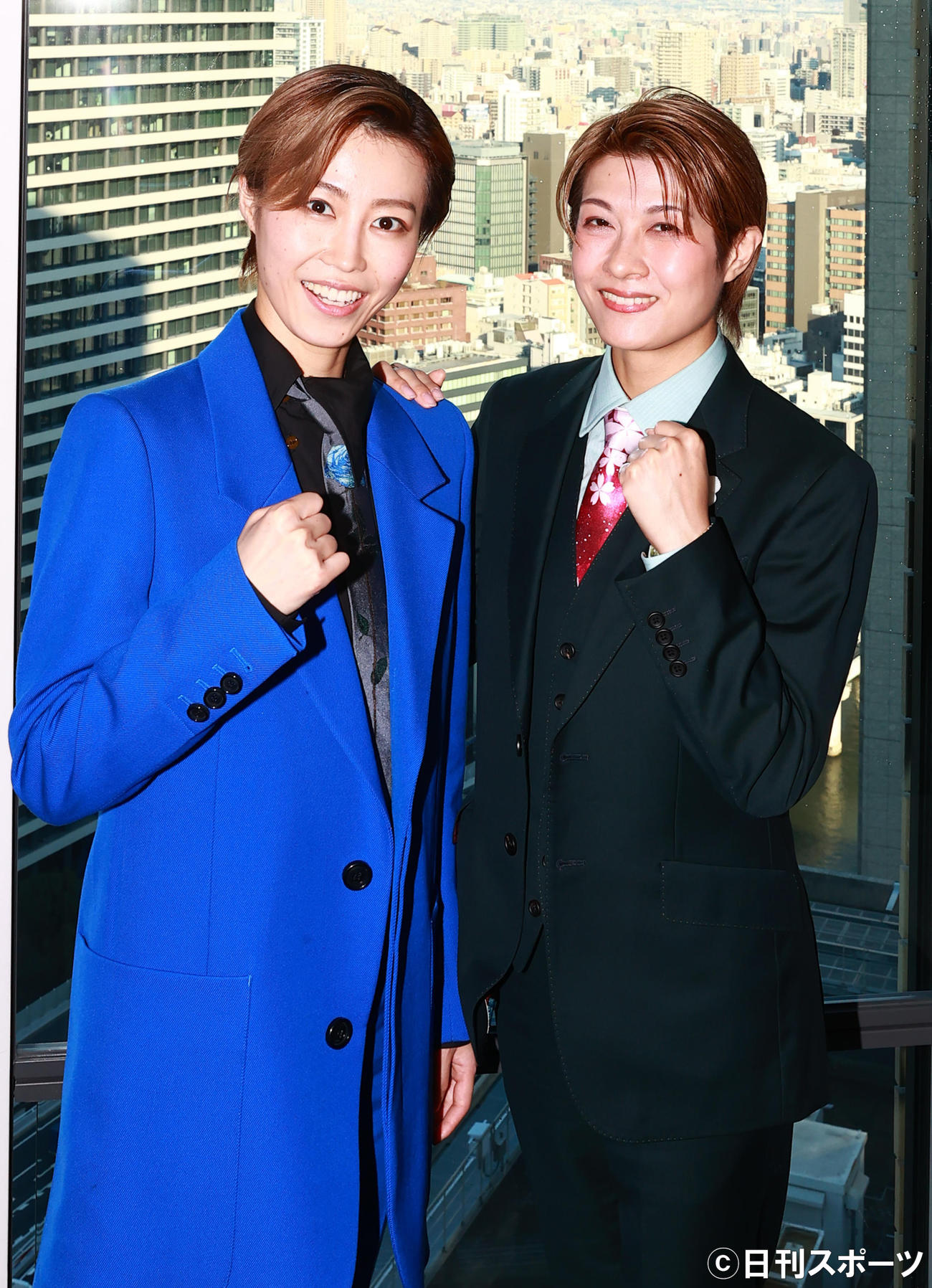 OSK日本歌劇団創立100周年記念公演のPRで来社した椿りょう（左）と楊琳（撮影・上山淳一）