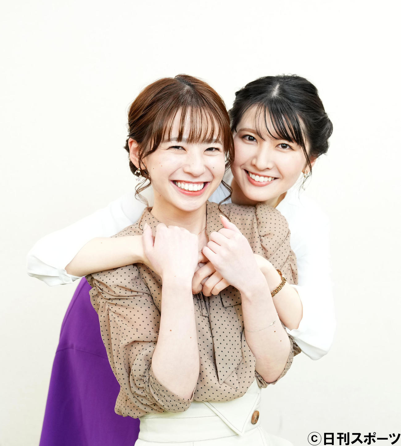インタビュー中、とても仲良しなのが印象的だった高山奈々（手前）と駒木結衣（撮影・横山健太）
