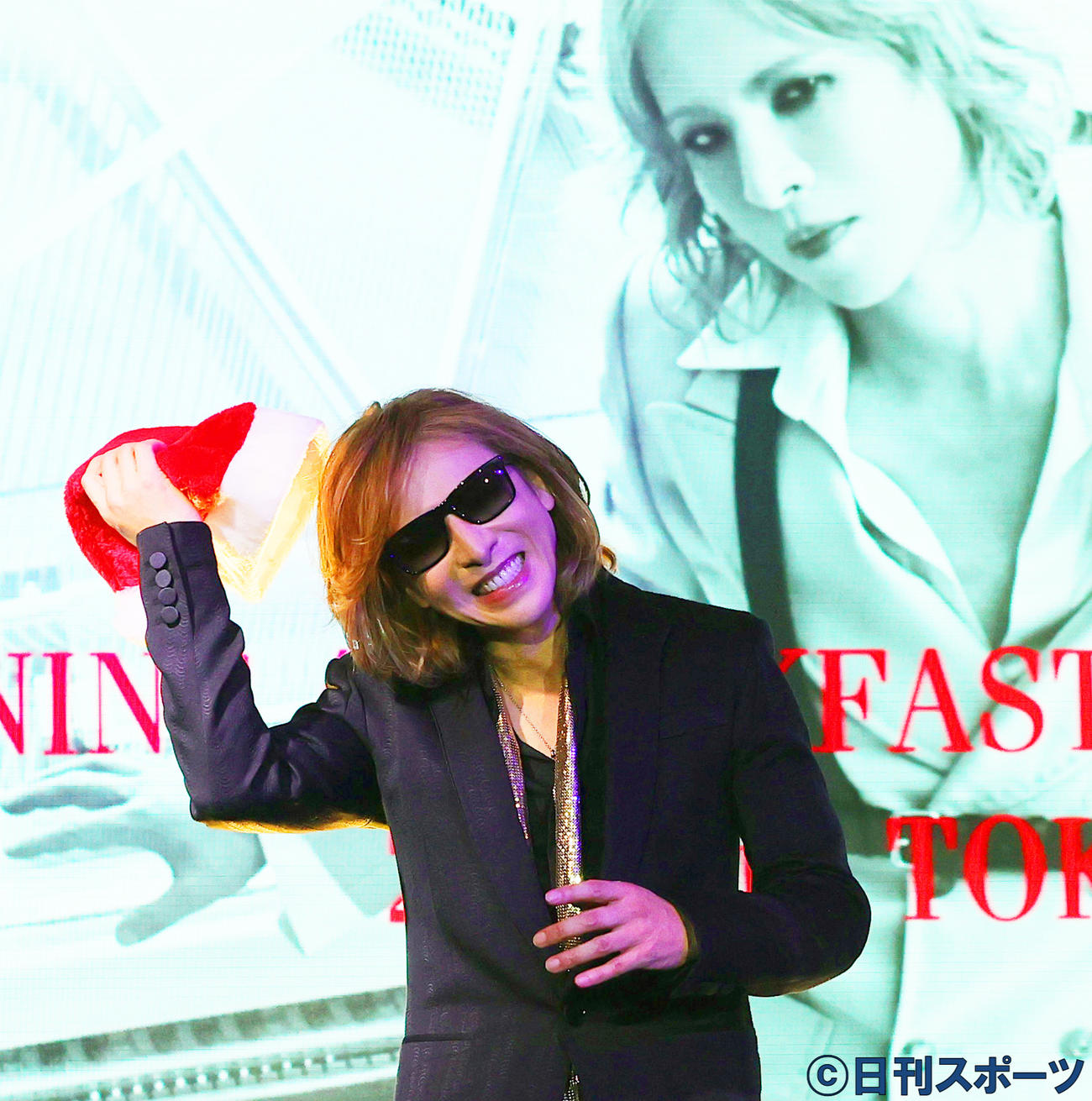 プレミアムディナーショー発表記者会見で、ピアノ演奏を終えたYOSHIKIは、笑顔でサンタクロースの帽子を脱ぐ（撮影・野上伸悟）