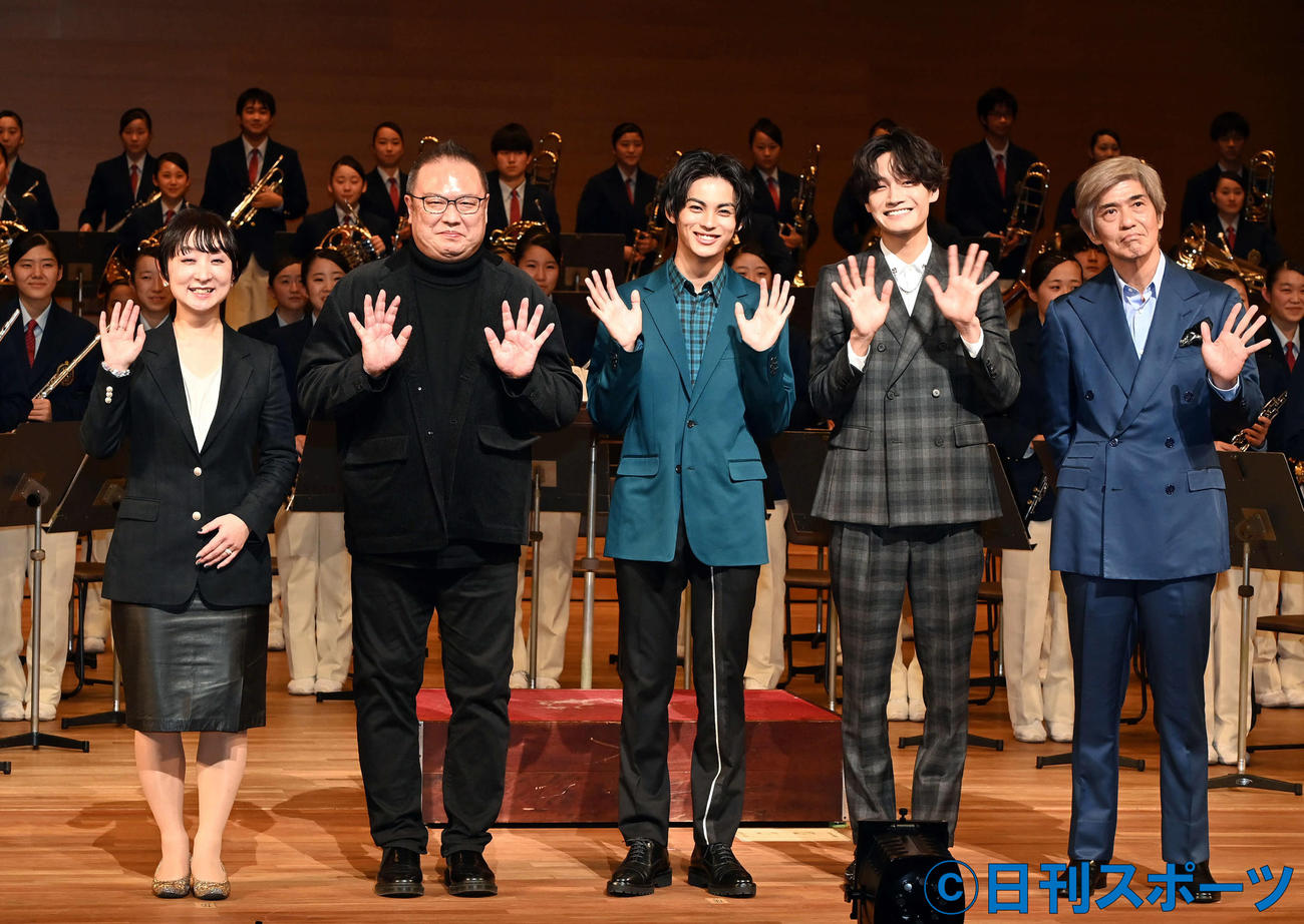 映画「20歳のソウル」の制作報告舞台あいさつに登壇した、左から原作・脚本の中井由利子氏、秋山純監督、神尾楓珠、関西ジャニーズJr．／Aぇ！groupの佐野晶哉、佐藤浩市（撮影・たえ見朱実）