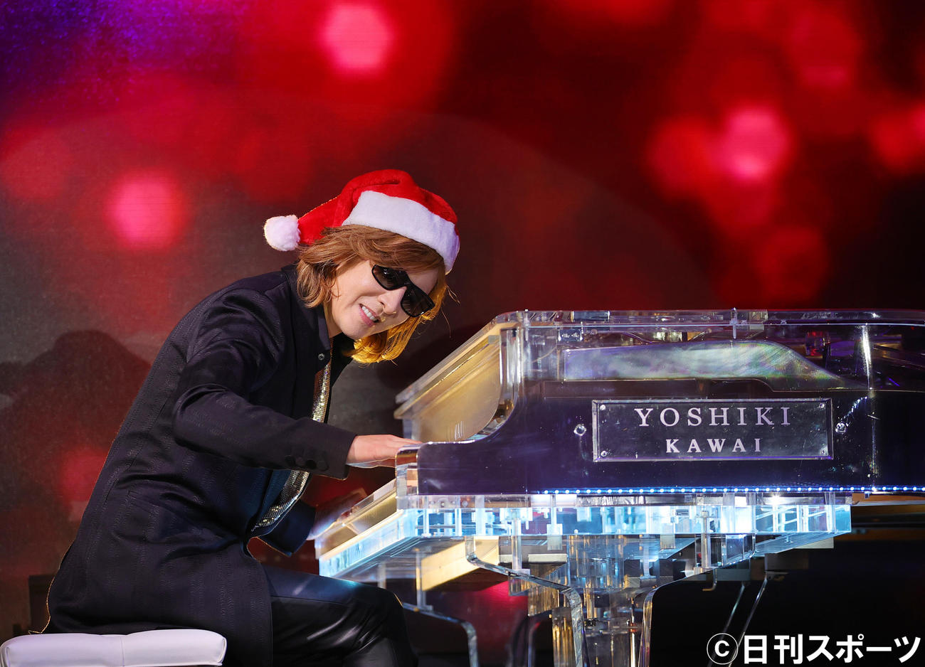 プレミアムディナーショー発表記者会見で、サンタクロースの帽子をかぶりピアノを弾くYOSHIKI（撮影・野上伸悟）
