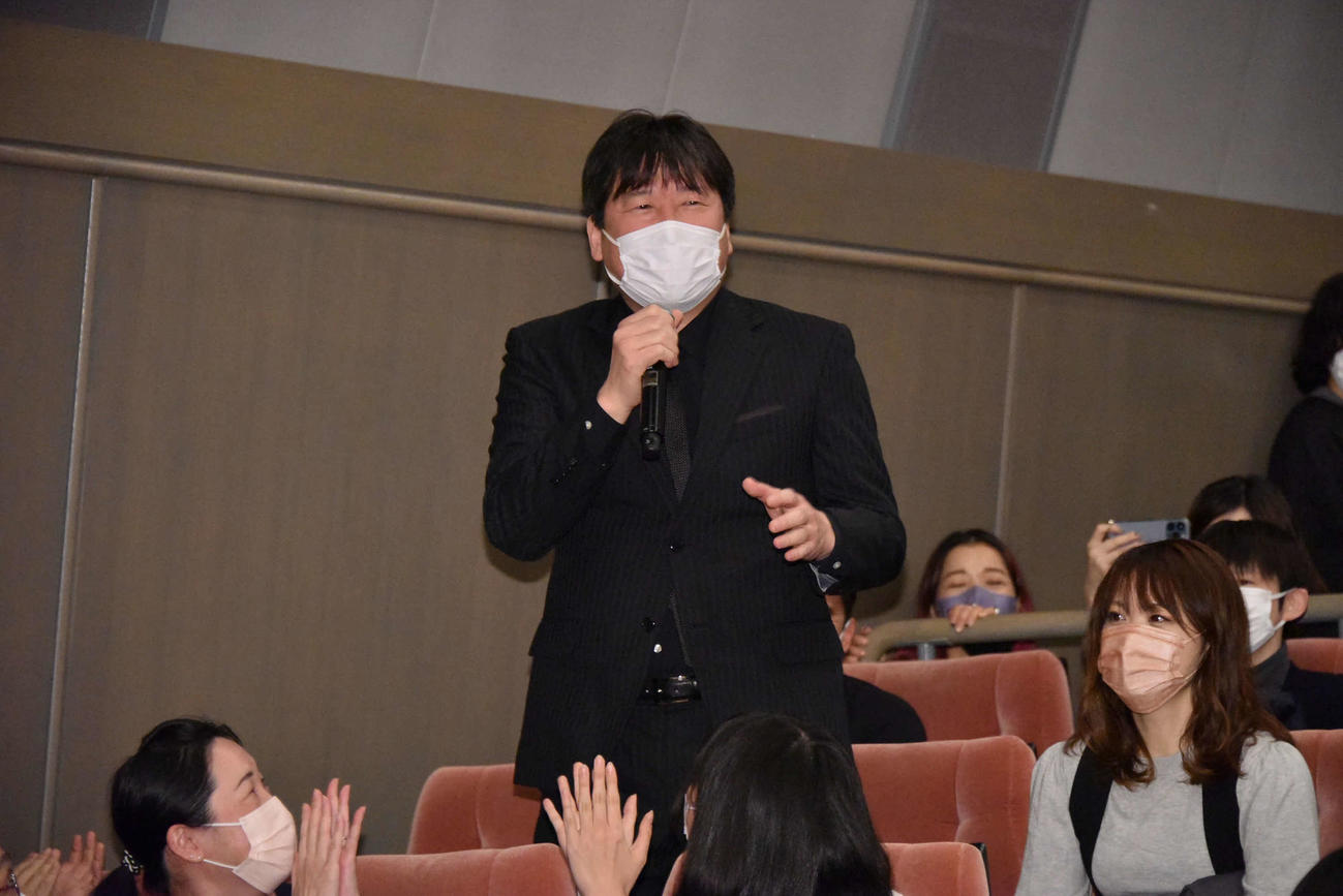 映画「さがす」完成披露試写会で客席から現れた佐藤二朗