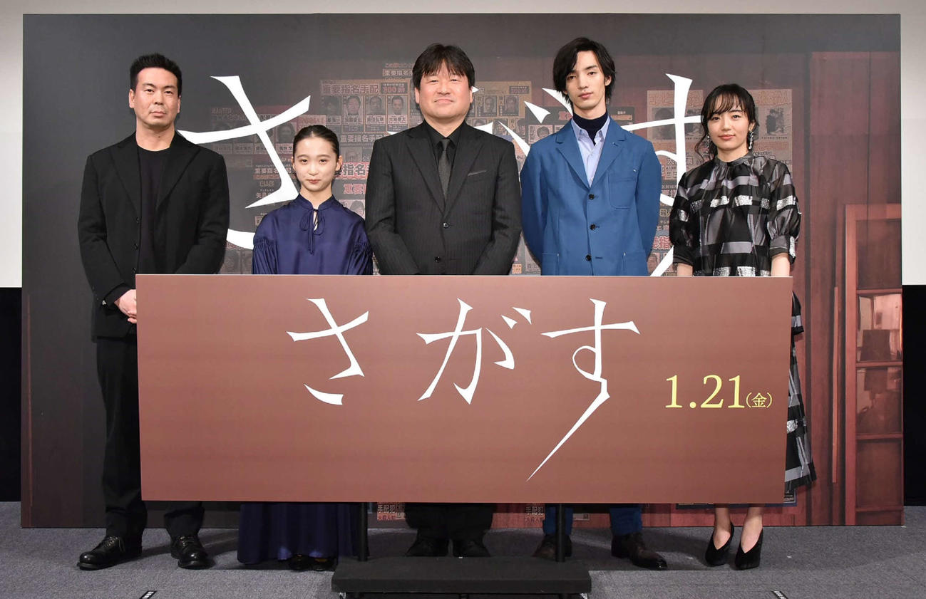 映画「さがす」完成披露試写会に登壇した、左から片山慎三監督、伊東蒼、佐藤二朗、清水尋也、森田望智