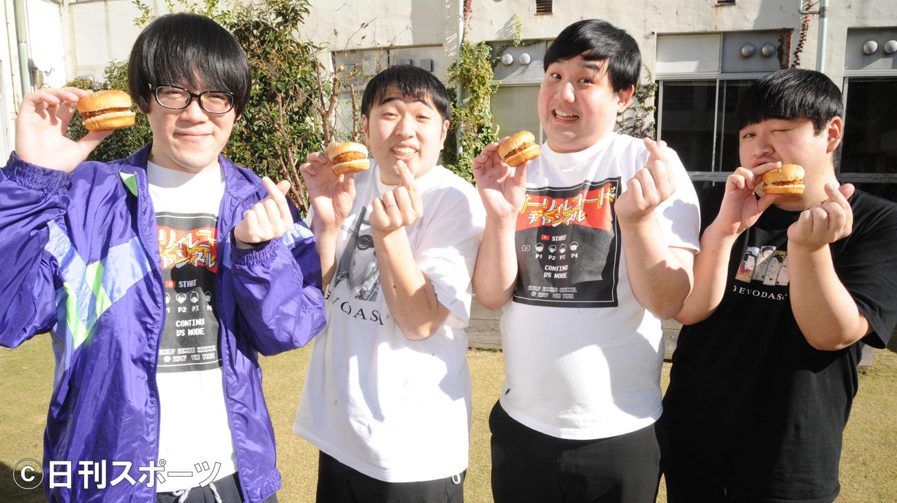 48時間生配信企画「ハンバーガー1000個食べるまで終われま1000」に挑戦する、左からガーリィレコードチャンネルのフェニックス、高井佳佑、太郎、雨野宮将明（撮影・松尾幸之介）