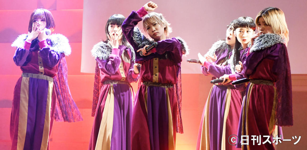 BiSH。左からアユニ・D、アイナ・ジ・エンド、モモコグミカンパニー、ハシヤスメ・アツコ、リンリン、セントチヒロ・チッチ（2020年3月撮影）