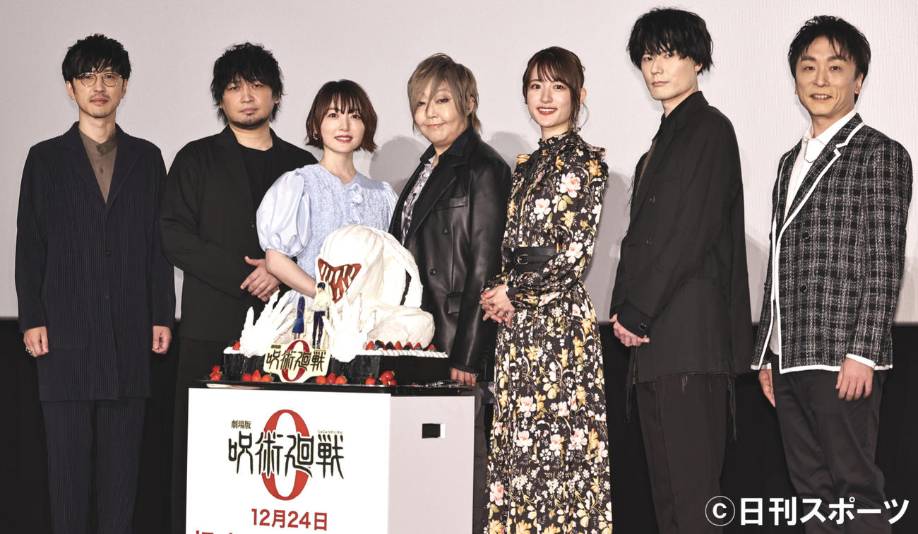 「劇場版　呪術廻戦　0」初日舞台あいさつを行った、左から櫻井孝宏、中村悠一、花澤香菜、緒方恵美、小松未可子、内山昂輝、関智一（撮影・中島郁夫）