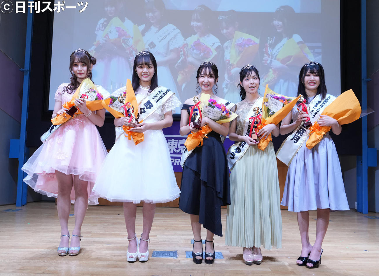 「ミス東スポ2022」のグランプリ発表イベントで花束を手に笑顔を見せる、左から百野綾華、野々のん、渡辺ありさ、朝日奈ゆう、咲菜月（撮影・菅敏）