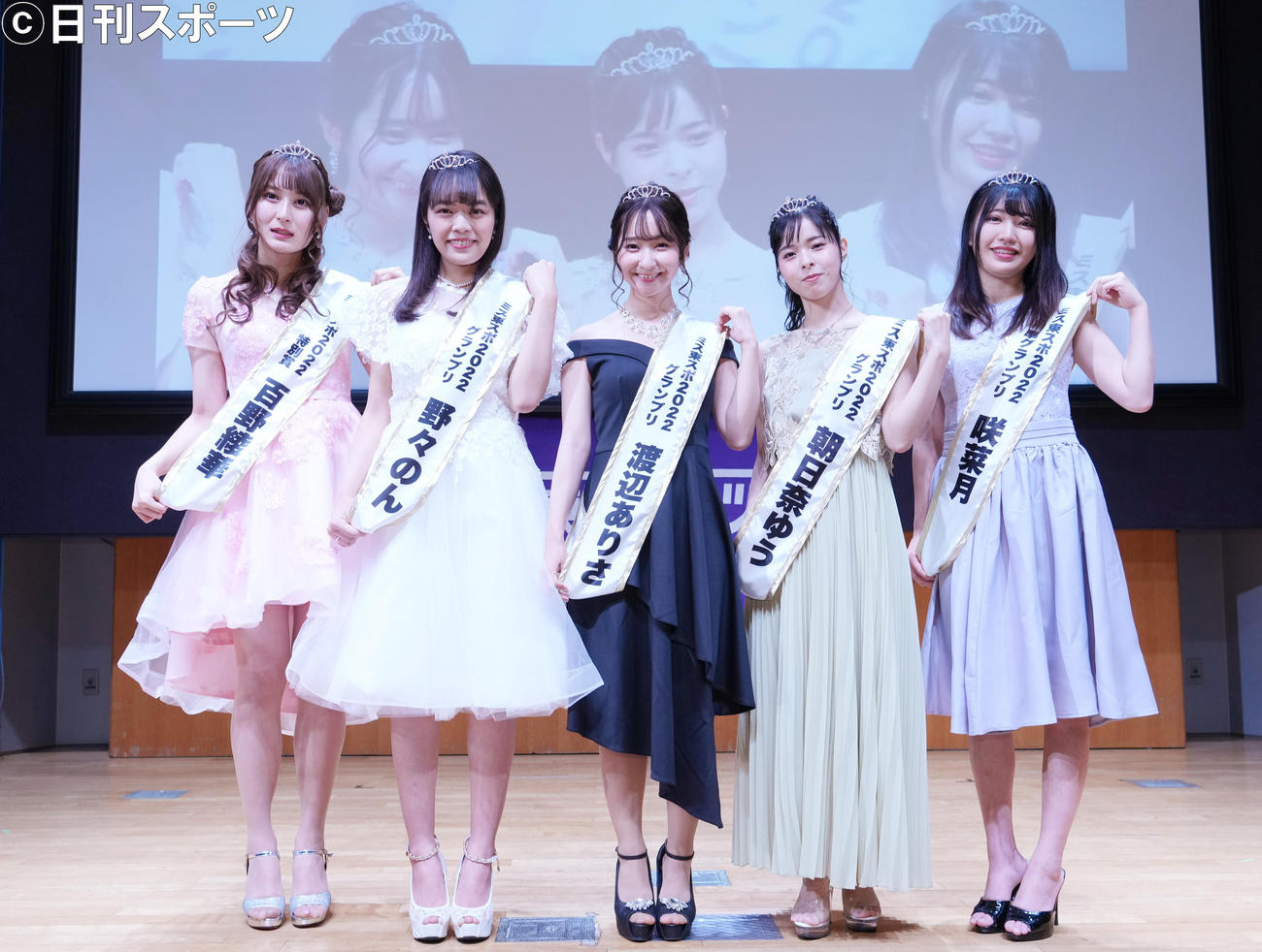 「ミス東スポ2022」のグランプリ発表イベントで花束を手に笑顔を見せる、左から百野綾華、野々のん、渡辺ありさ、朝日奈ゆう、咲菜月（撮影・菅敏）