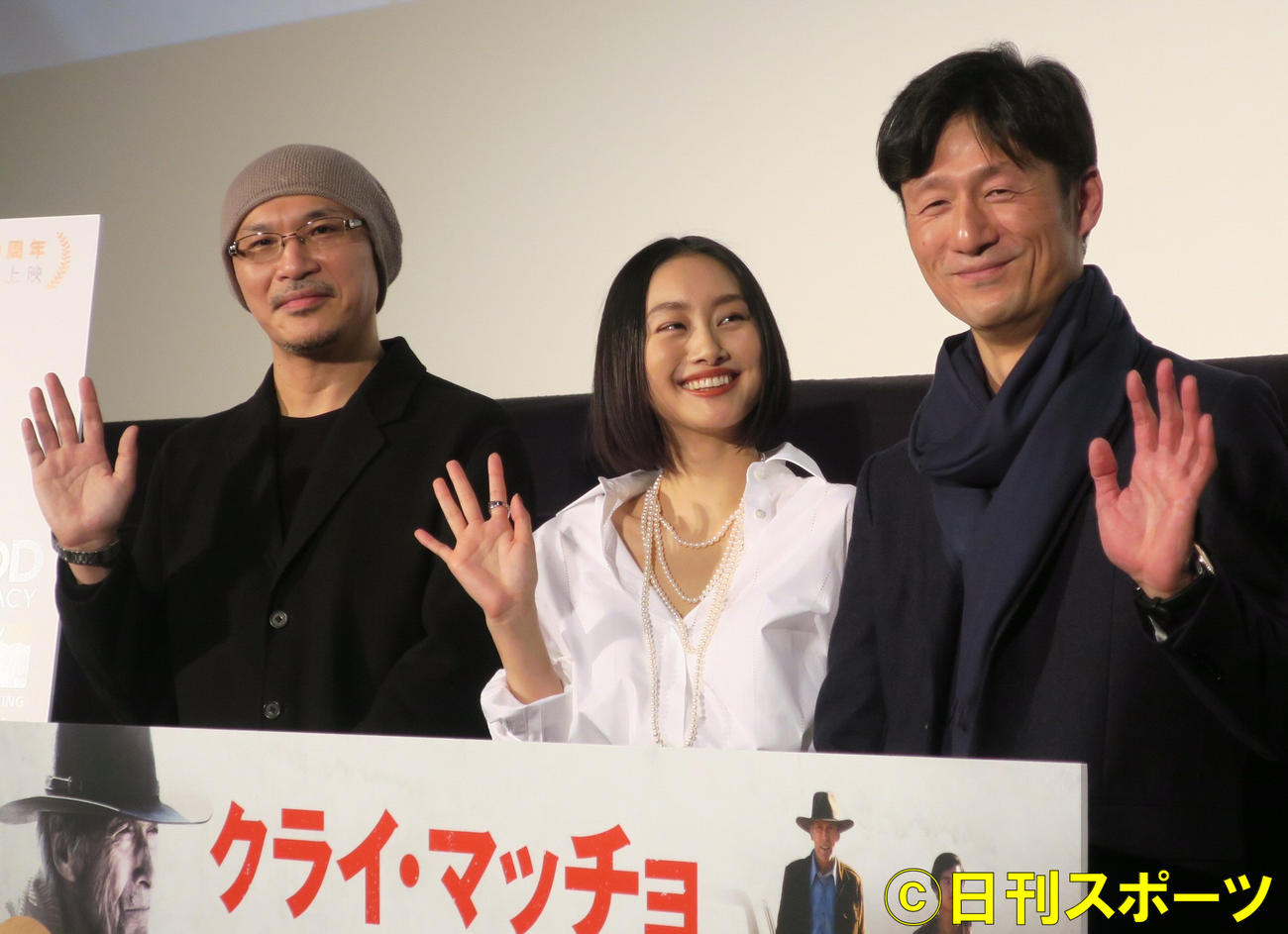 クリント・イーストウッド監督の過去作上映会で、最新作「クライ・マッチョ」について語る登壇者たち。左から、映画評論家森直人氏、忽那汐里、李相日監督