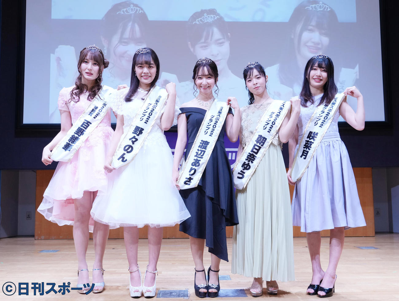 「ミス東スポ2022」のグランプリ発表イベントで花束を手に笑顔を見せる、左から百野綾華、野々のん、渡辺ありさ、朝日奈ゆう、咲菜月（撮影・菅敏）