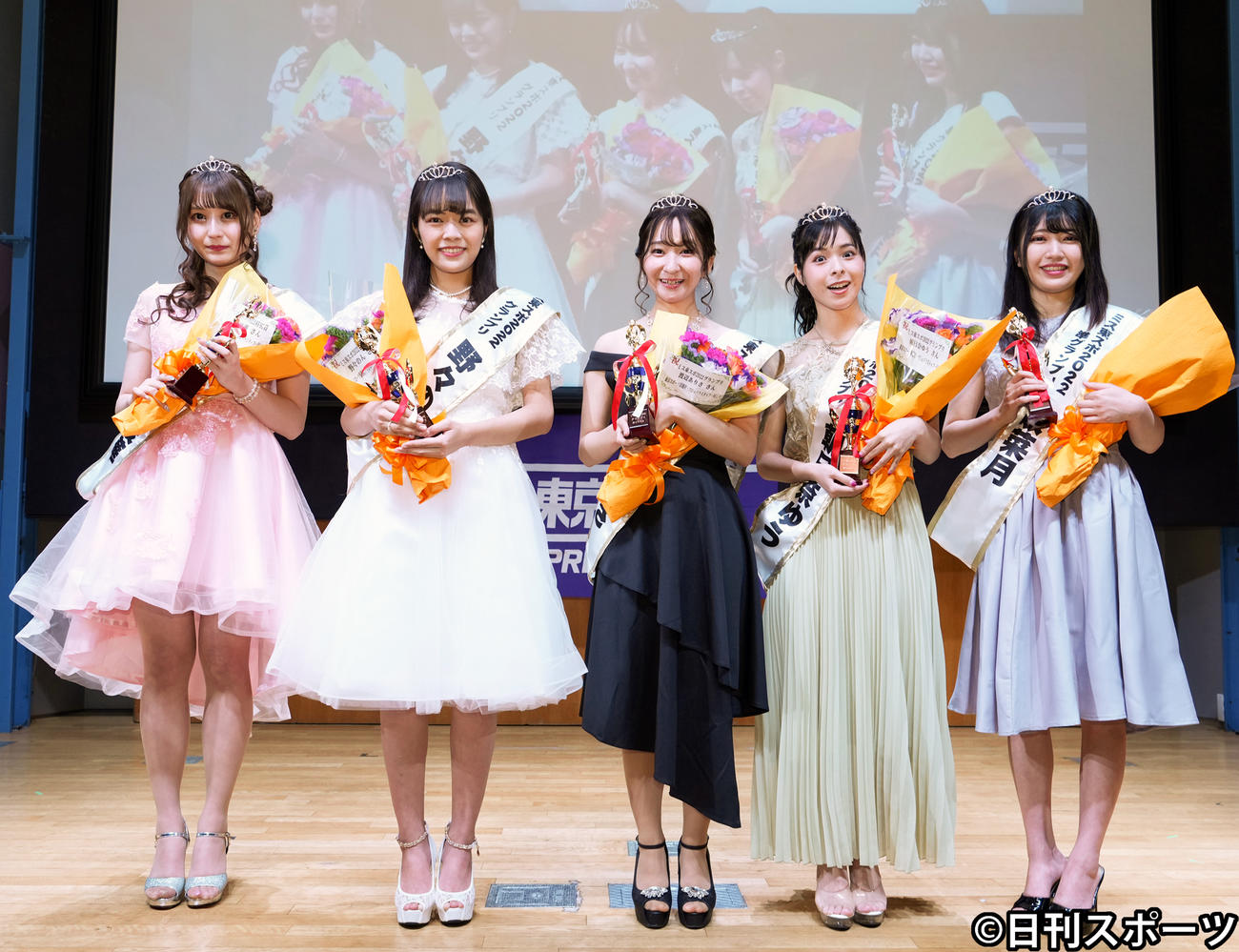 「ミス東スポ2022」のグランプリ発表イベントで花束を手に笑顔を見せる、左から百野綾華、野々のん、渡辺ありさ、朝日奈ゆう、咲菜月（撮影・菅敏）