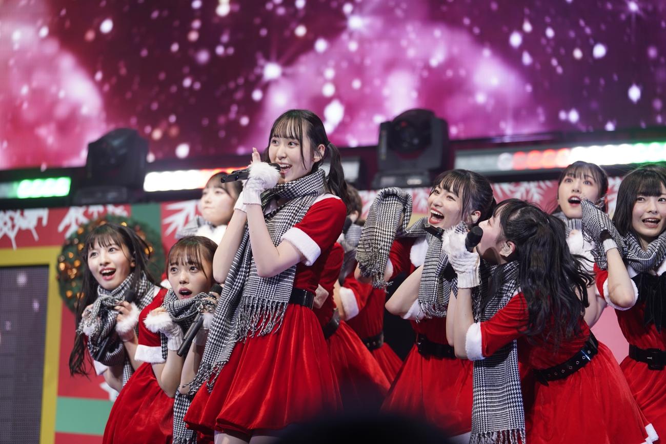 「特別定期公演」でサンタクロース衣装でパフォーマンスする≠ME（C）YOANI