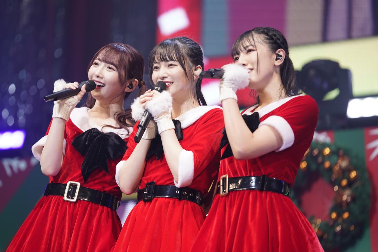 「特別定期公演」でサンタクロース衣装でパフォーマンスする≠MEの、左から谷崎早耶、冨田菜々風、蟹沢萌子（C）YOANI