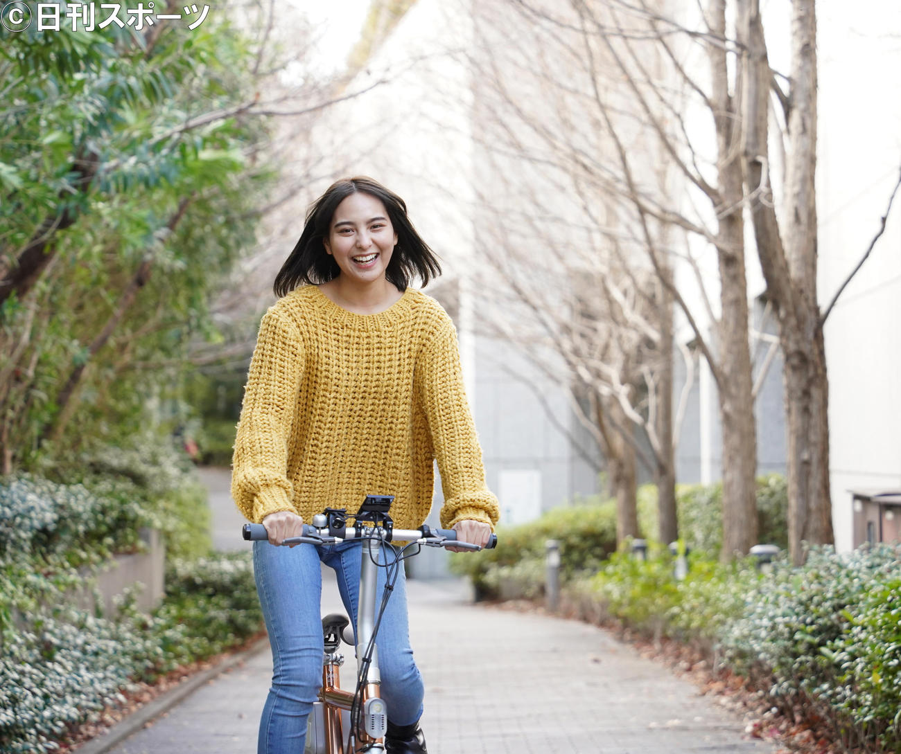 満面の笑みで、元気いっぱいに自転車をこぐ山口厚子（撮影・佐藤勝亮）