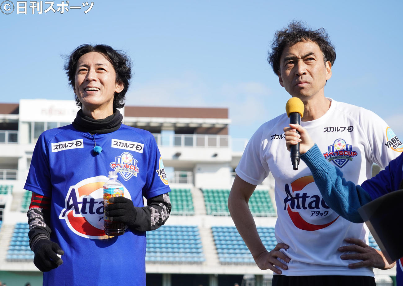 サッカー教室「やべっちCUP　トレーニングver」を開催した矢部浩之（左）とワッキー（撮影・佐藤成）