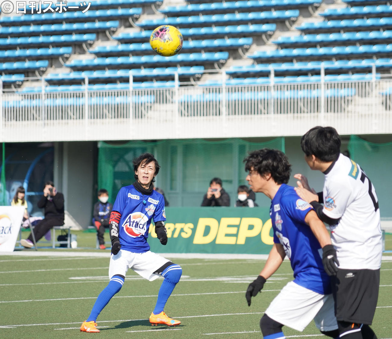 サッカー教室「やべっちCUP　トレーニングver」を開催した矢部浩之（左）（撮影・佐藤成）