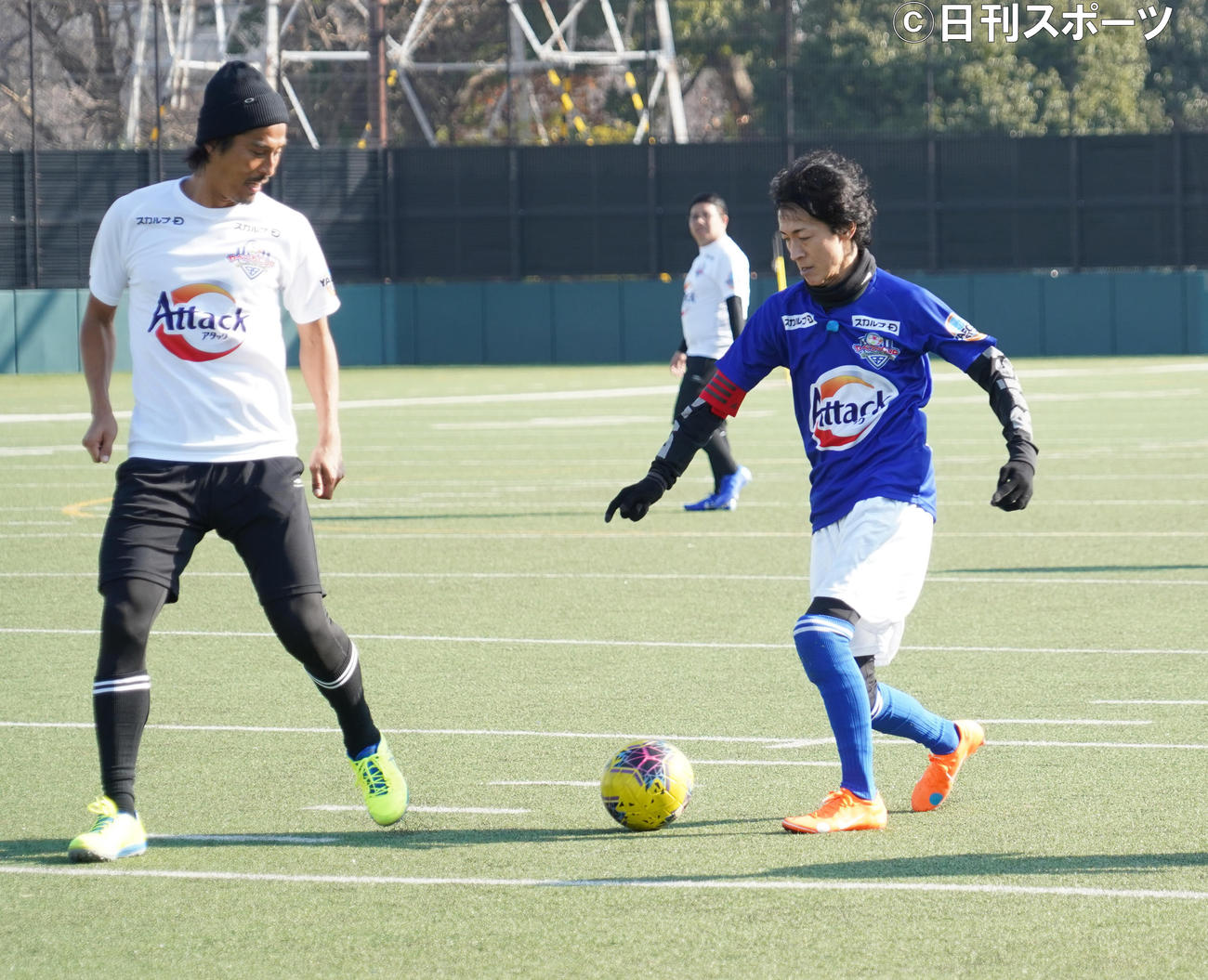 サッカー教室「やべっちCUP　トレーニングver」で、中沢佑二氏（左）とマッチアップする矢部浩之（撮影・佐藤成）
