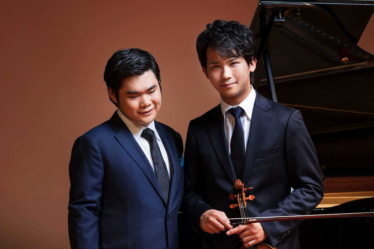 サントリーホールARKクラシックスに出演するピアニスト辻井伸行（左）とバイオリニスト三浦文彰