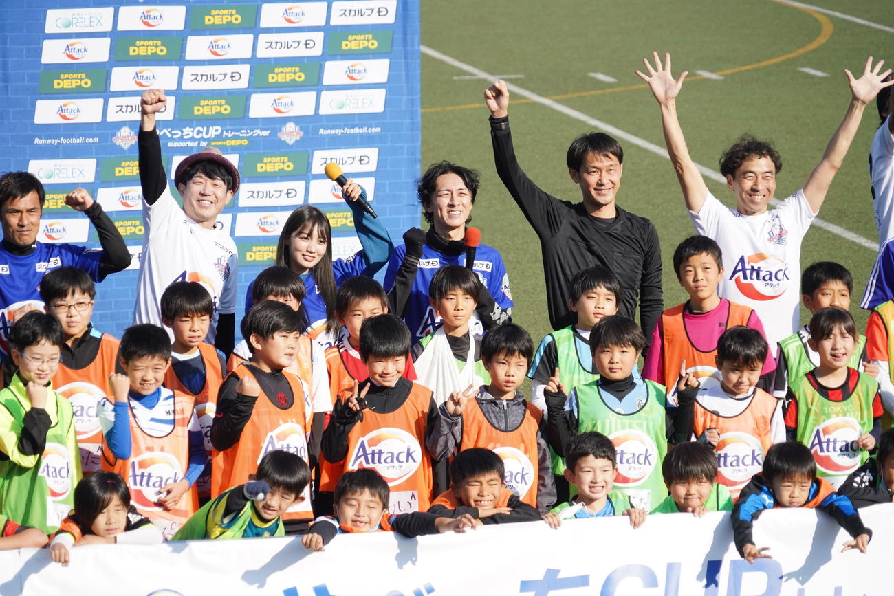 ナインティナイン矢部浩之（後列中央）が開催したサッカー教室「やべっちCUP　トレーニングver」参加者（撮影・佐藤成）