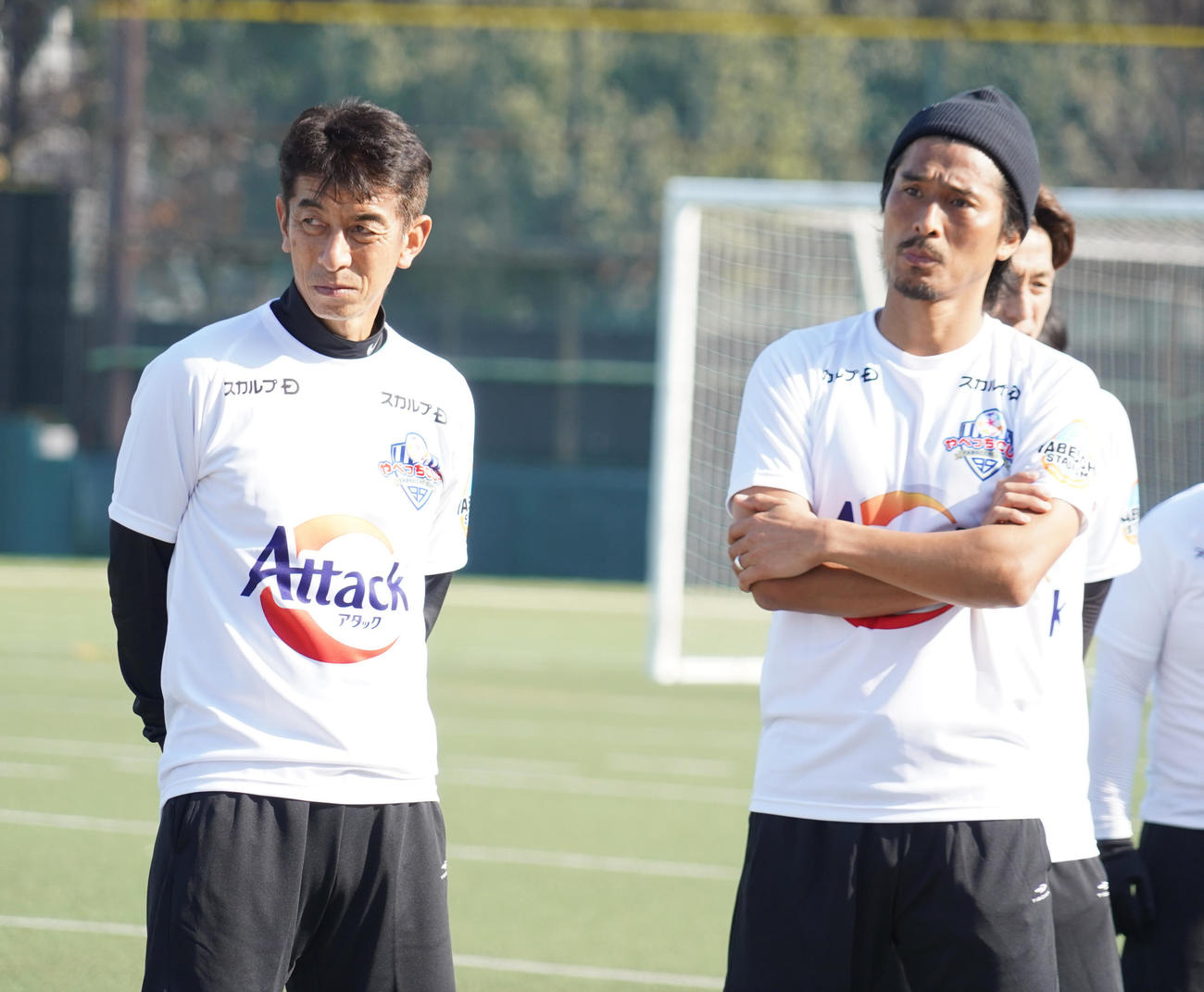ナインティナイン矢部浩之が開催したサッカー教室「やべっちCUP　トレーニングver」のエキシビションマッチで最終ラインを形成した井原正巳氏（左）と中沢佑二氏（撮影・佐藤成）