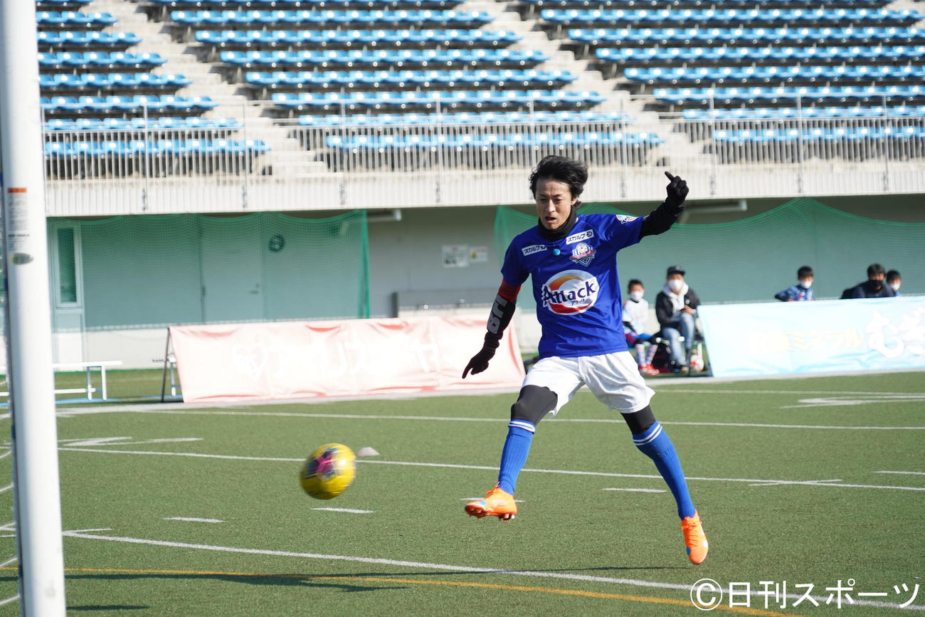 サッカー教室「やべっちCUP　トレーニングver」を開催した矢部浩之（撮影・佐藤成）