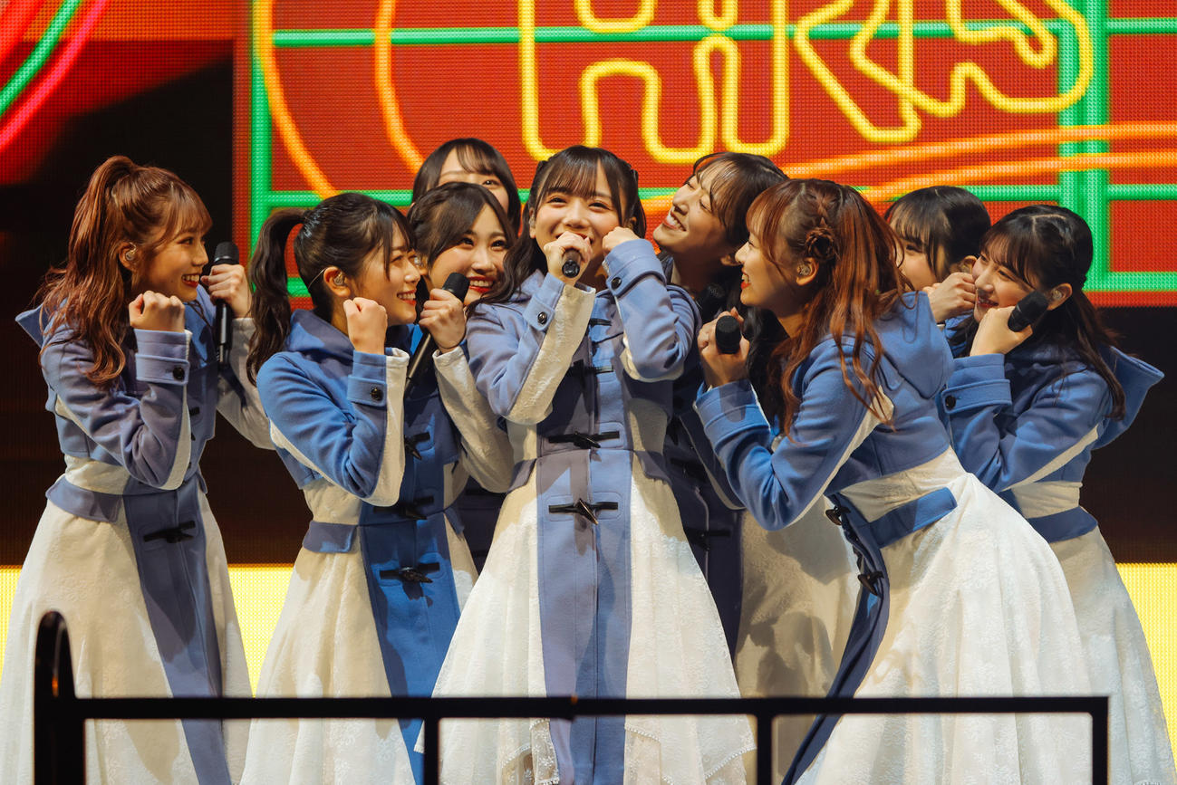 クリスマスライブ「ひなくり2021」を開催した日向坂46。中央は齊藤京子