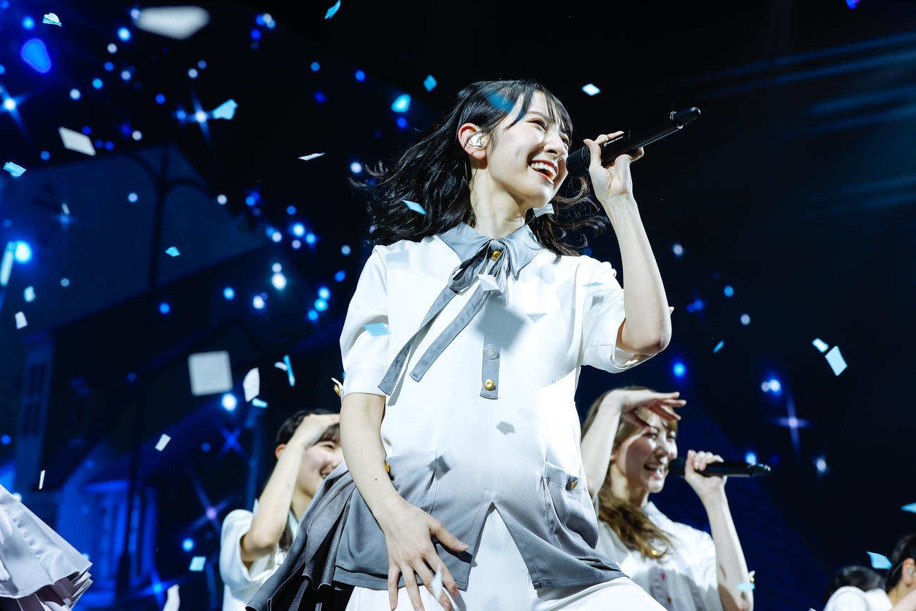 クリスマスライブ「ひなくり2021」を開催した日向坂46。パフォーマンスする金村美玖