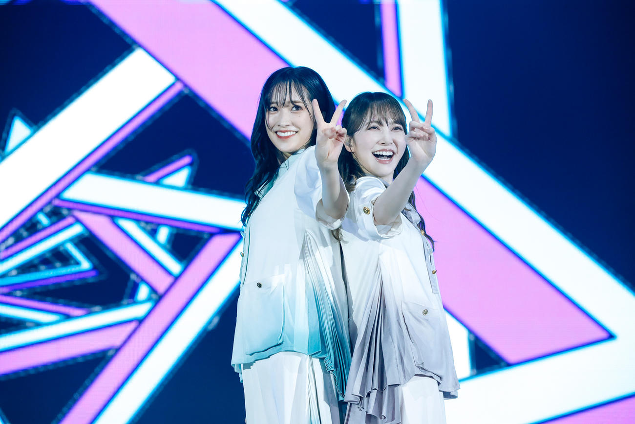 クリスマスライブ「ひなくり2021」を開催した日向坂46。佐々木久美（左）と加藤史帆