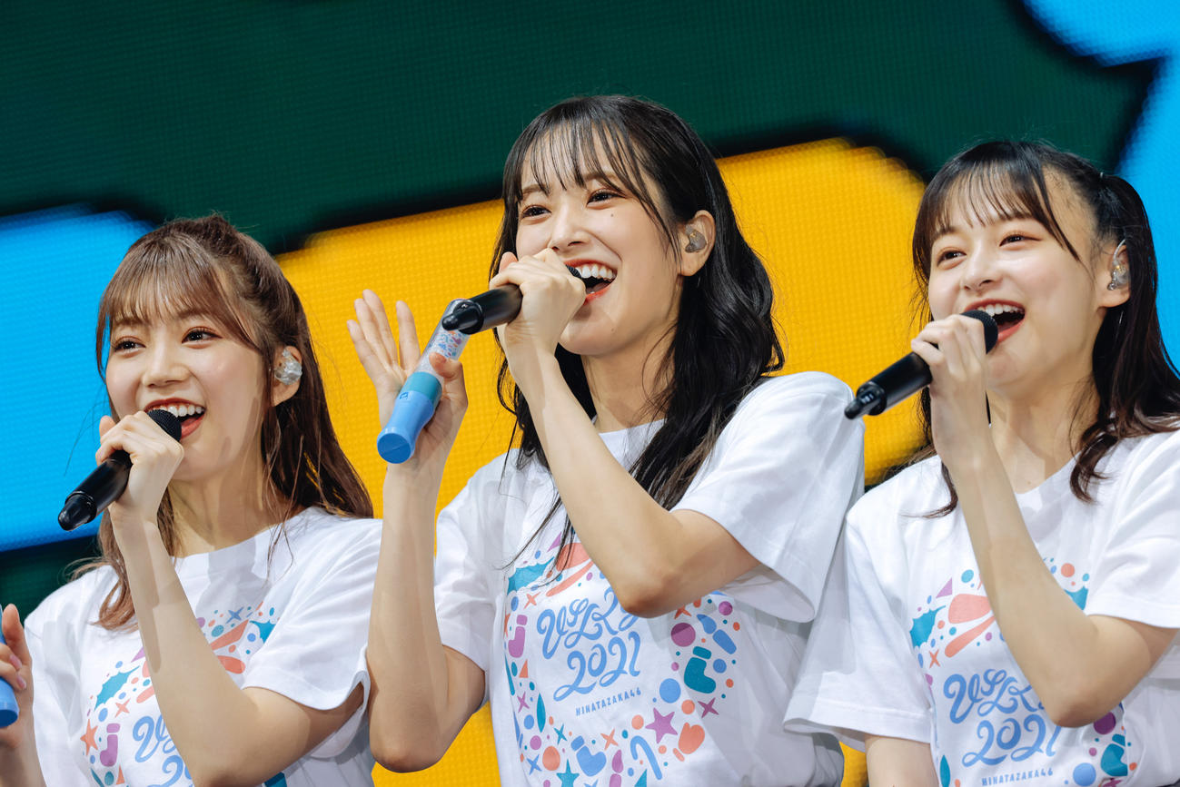 クリスマスライブ「ひなくり2021」を開催した日向坂46。左から高本彩花、佐々木久美、影山優佳　撮影：上山陽介