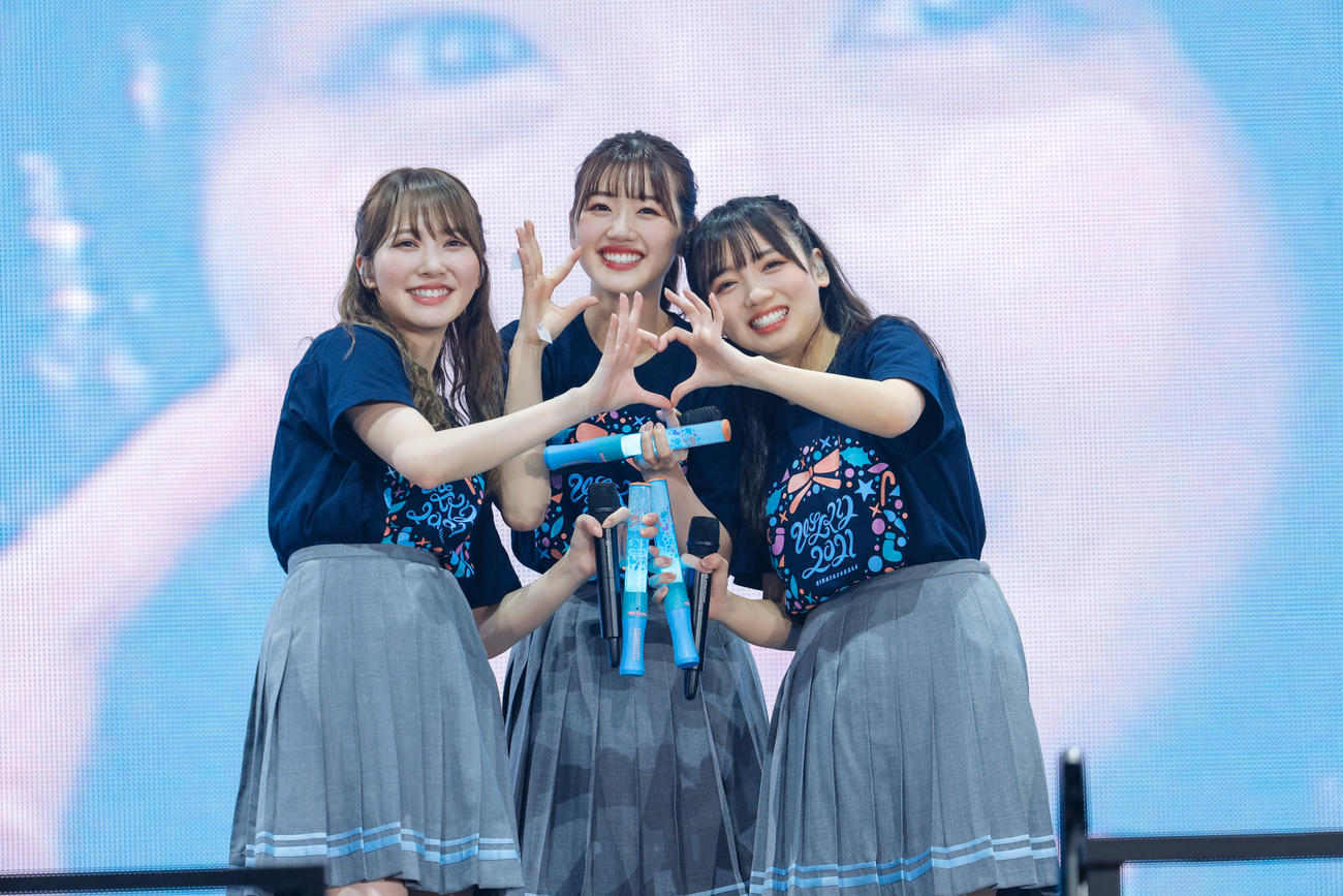 クリスマスライブ「ひなくり2021」を開催した日向坂46。左から加藤史帆、佐々木美玲、齊藤京子　撮影：上山陽介