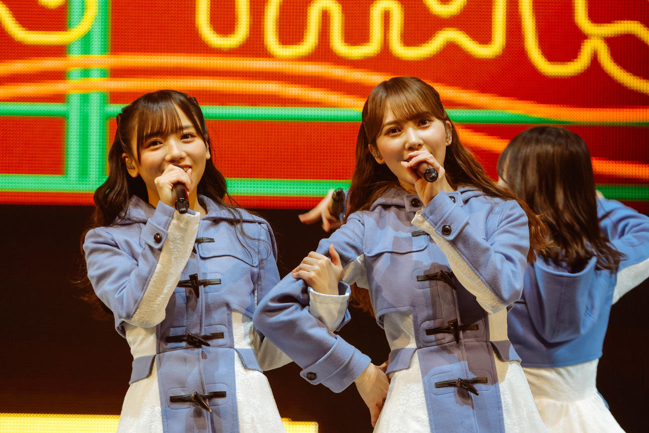 クリスマスライブ「ひなくり2021」を開催した日向坂46。齊藤京子（左）と加藤史帆