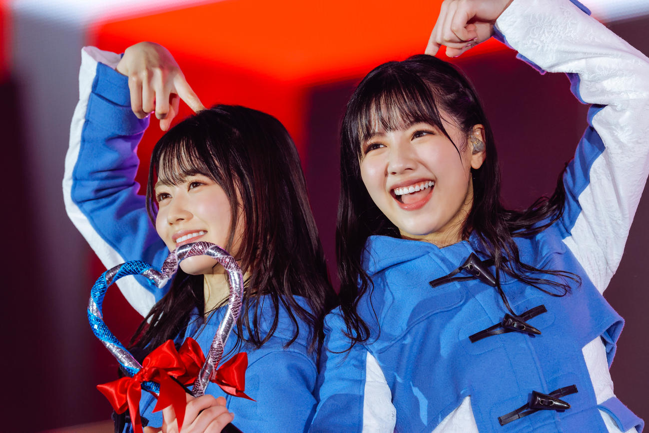 クリスマスライブ「ひなくり2021」を開催した日向坂46。丹生明里（左）と渡邉美穂