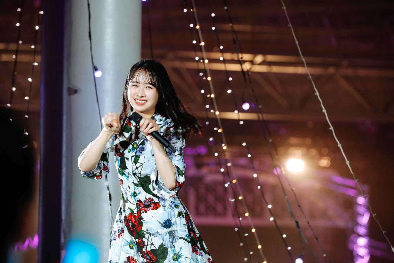 クリスマスライブ「ひなくり2021」を開催した日向坂46。笑顔でパフォーマンスする上村ひなの