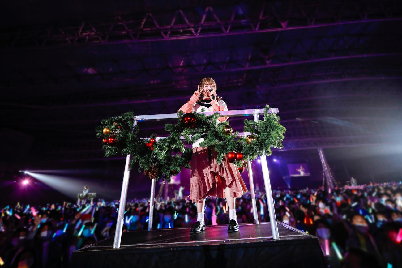 クリスマスライブ「ひなくり2021」を開催した日向坂46。ピースする東村芽依