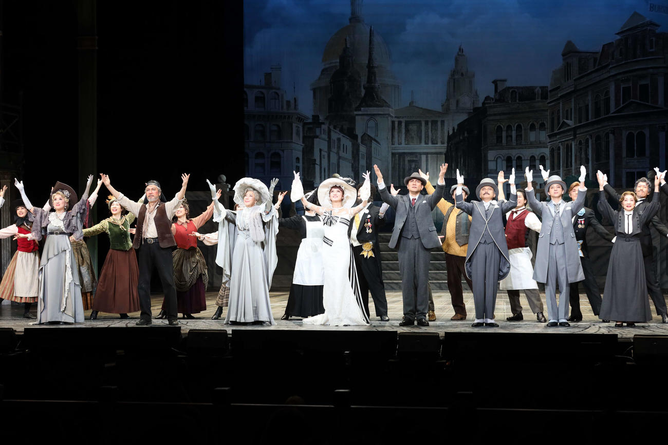 公演再開したミュージカル「マイ・フェア・レディ」のカーテンコール。中央が主演朝夏まなと