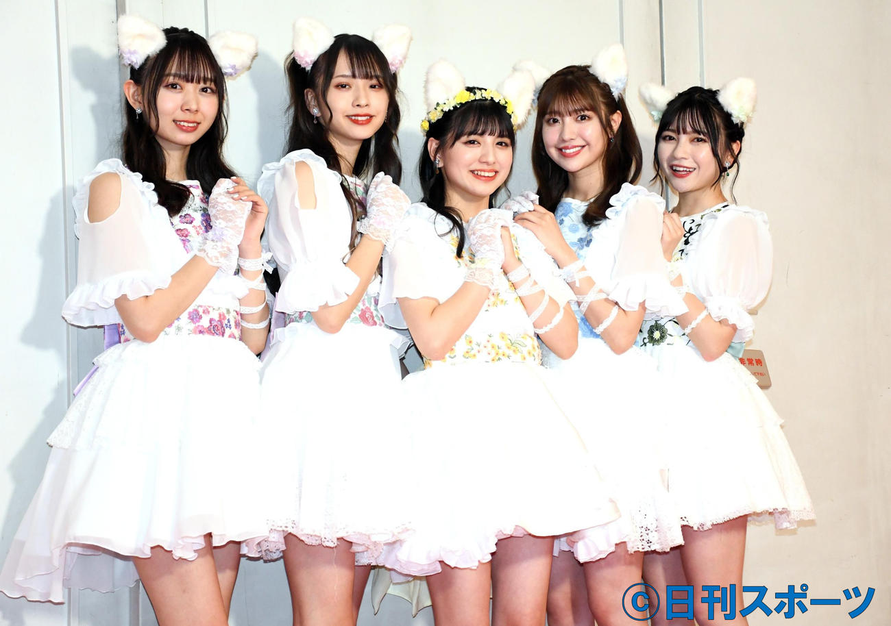 卒業ライブを行ったわーすた坂元葉月（中央）。左から松田美里、三品瑠香、1人おいて小玉梨々華、廣川奈々聖（撮影・大友陽平）