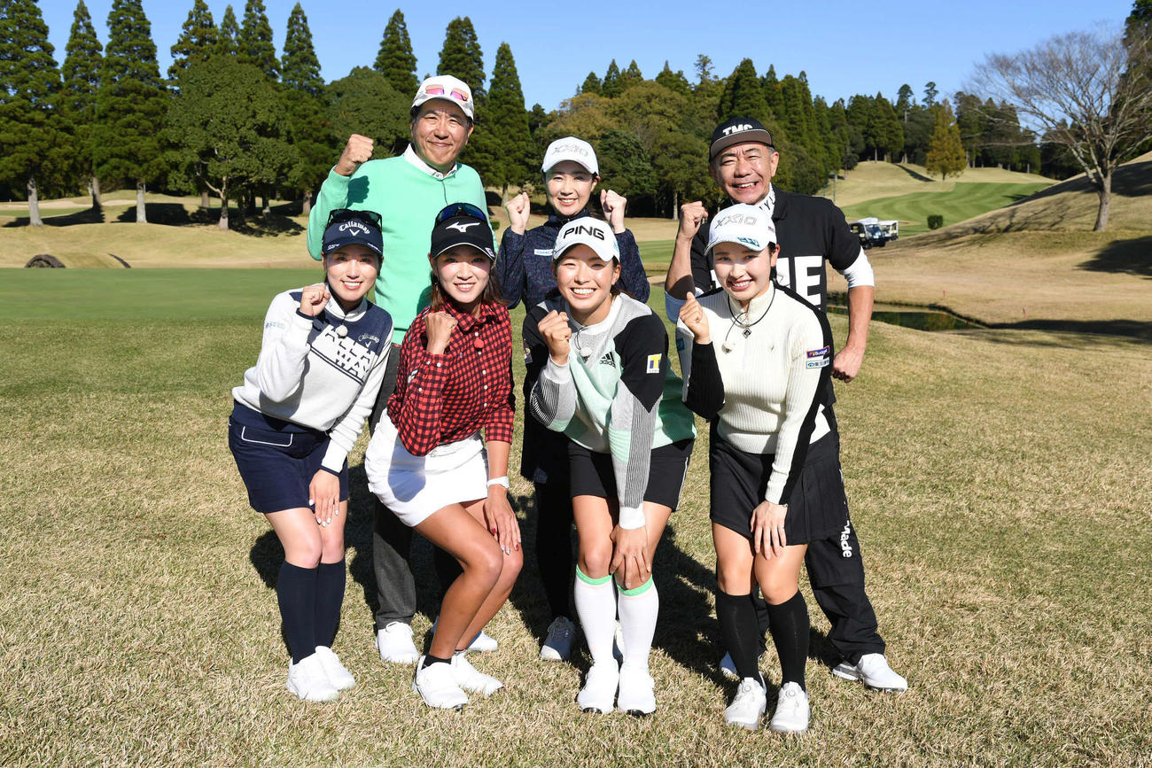 テレビ朝日系「とんねるずのスポーツ王は俺だ！！」（来年1月2日、午後6時半）で「ゴルフ対決」に挑む手前左から西村優菜、原英莉花、渋野日向子、小祝さくら、奥左から、石橋貴明、古閑美保、木梨憲武