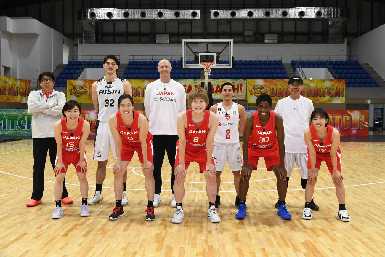 テレビ朝日系「とんねるずのスポーツ王は俺だ！！」（来年1月2日、午後6時半）で「バスケットボール対決」に挑む左から石橋貴明、本橋菜子、シェーファーアヴィ幸樹、長岡萌映子、トム・ホーバス、高田真希、富樫勇樹、馬瓜エブリン、木梨憲武、三好南穂