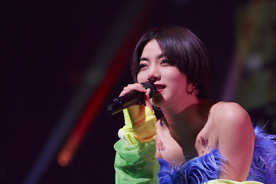 初の単独ライブで歌うELAIZA