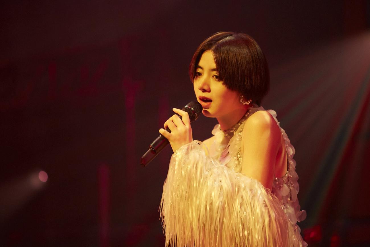 初の単独ライブで歌うELAIZA