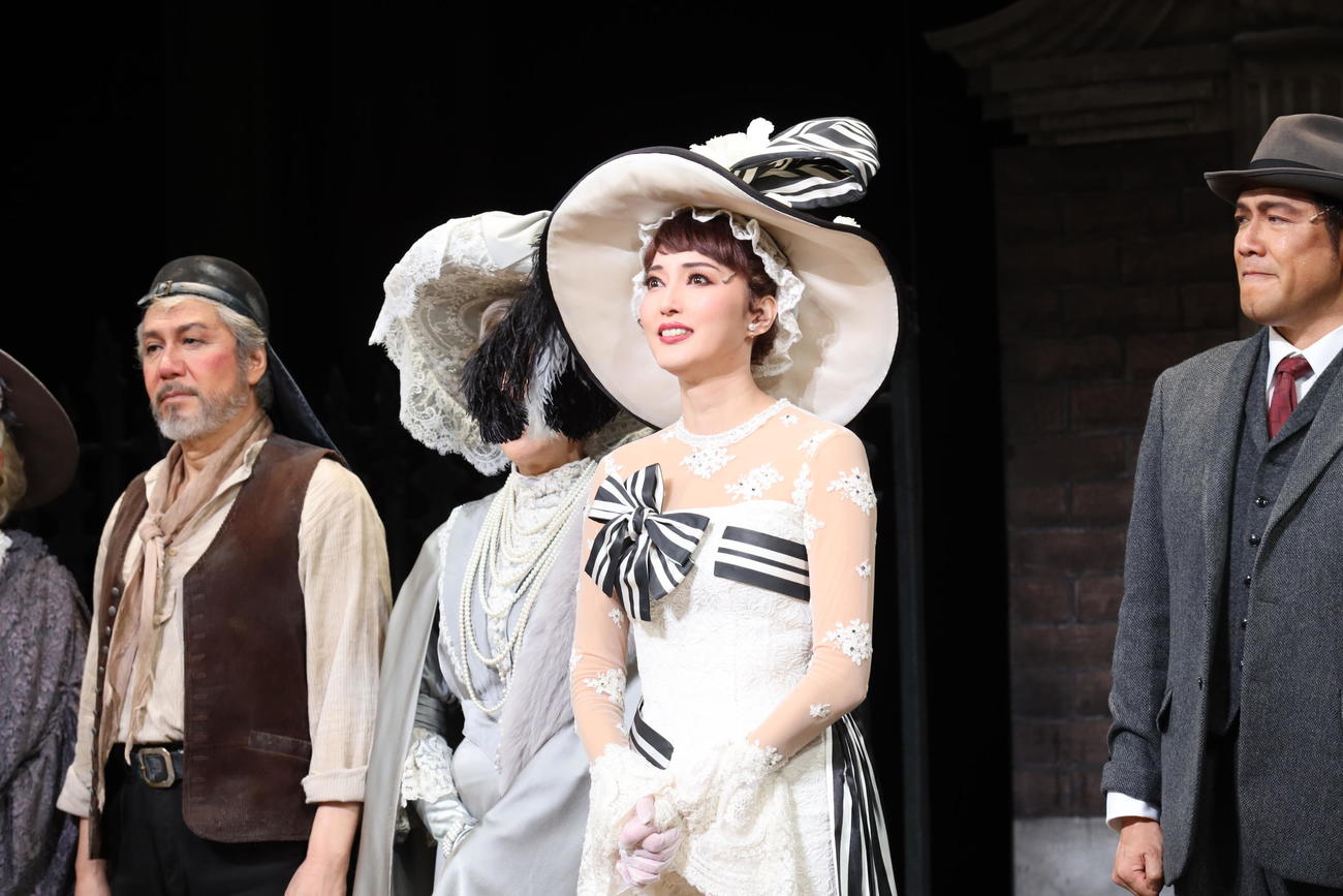 公演再開したミュージカル「マイ・フェア・レディ」のカーテンコールで、主演朝夏まなとがあいさつ