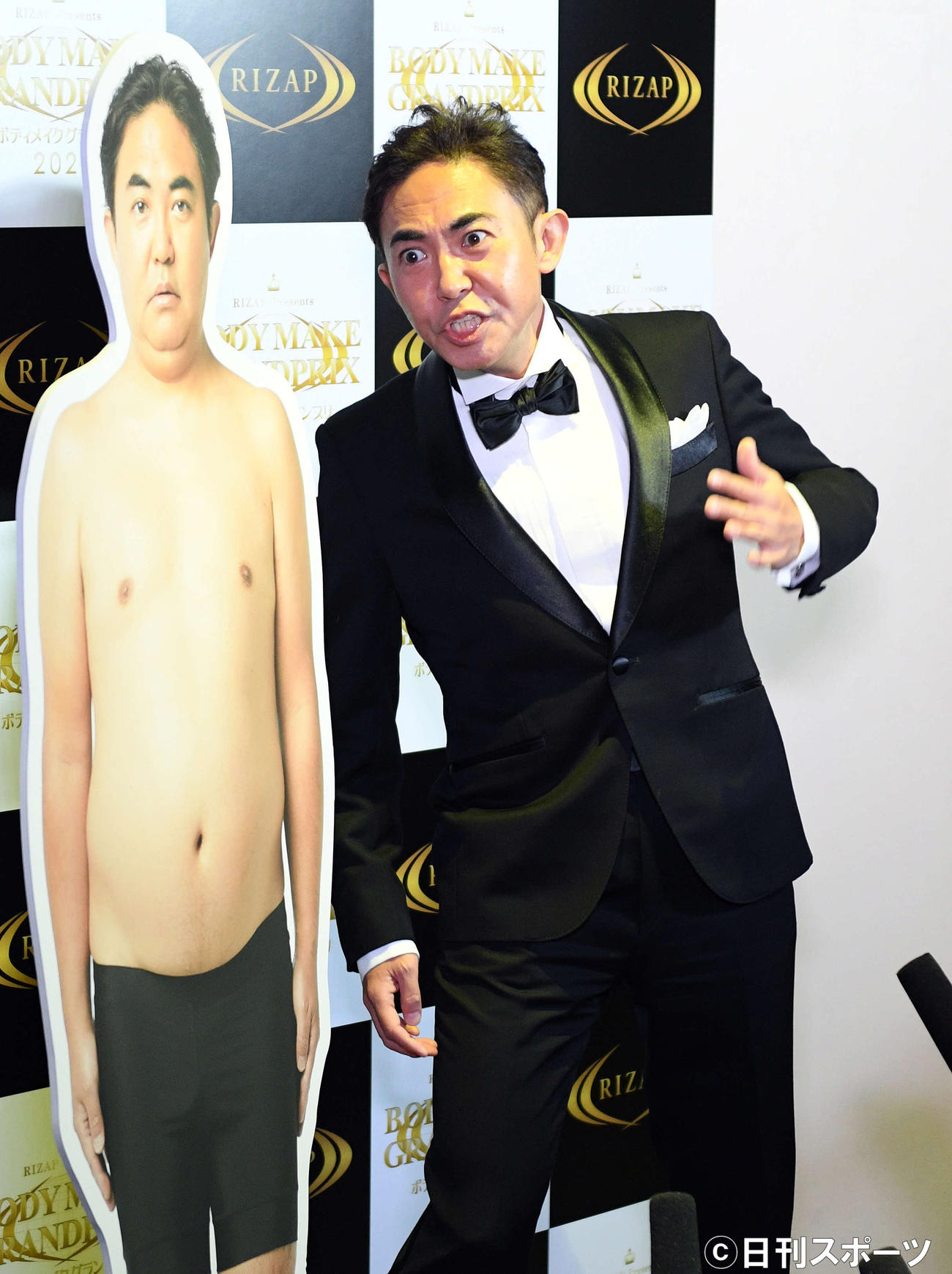 囲み取材で熱く話す林家三平（撮影・滝沢徹郎）